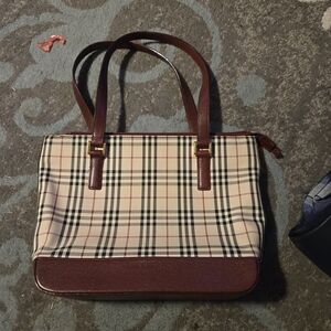 Beautiful Preowned Authentic Burberry Tote Ligjtly Used No Call Outs
